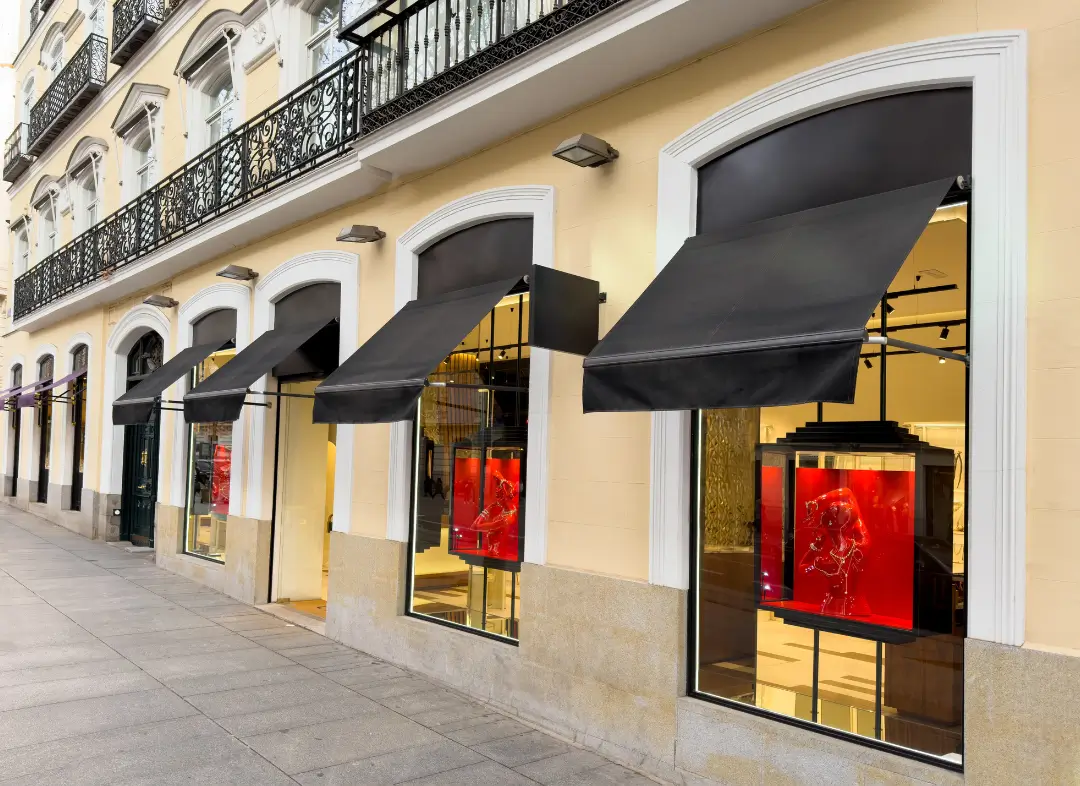 Façade vitrine de magasin en aluminium sur mesure à Saint-Maximin-la-Sainte-Baume